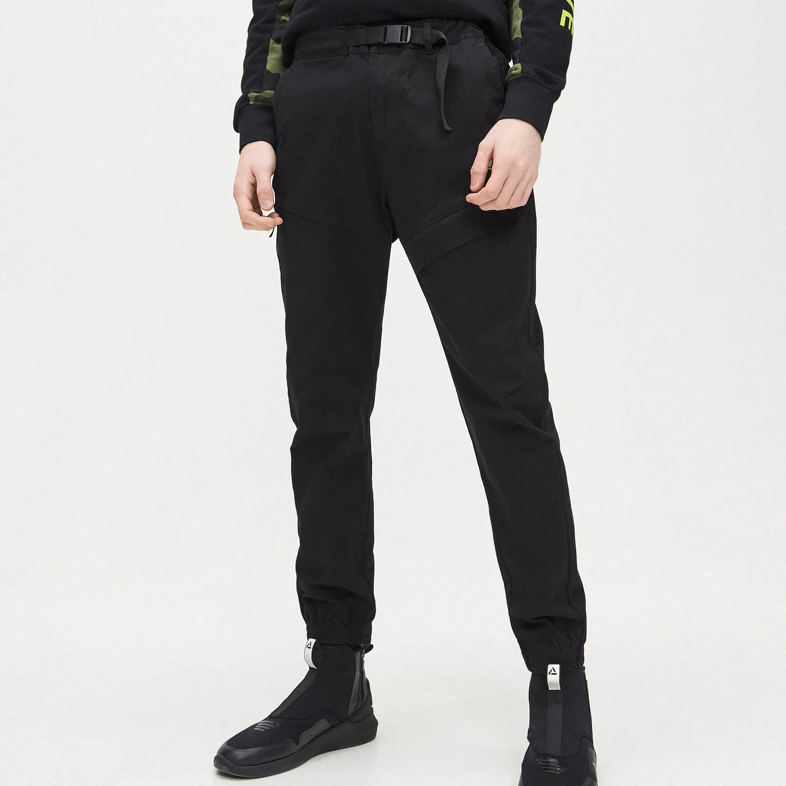 Cropp - Pantaloni jogger cu curea din material textil - Negru
