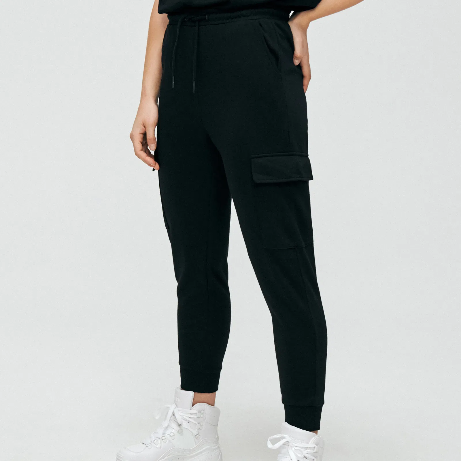 Cropp - Pantaloni jogger cu buzunare cargo și talie înaltă - Negru