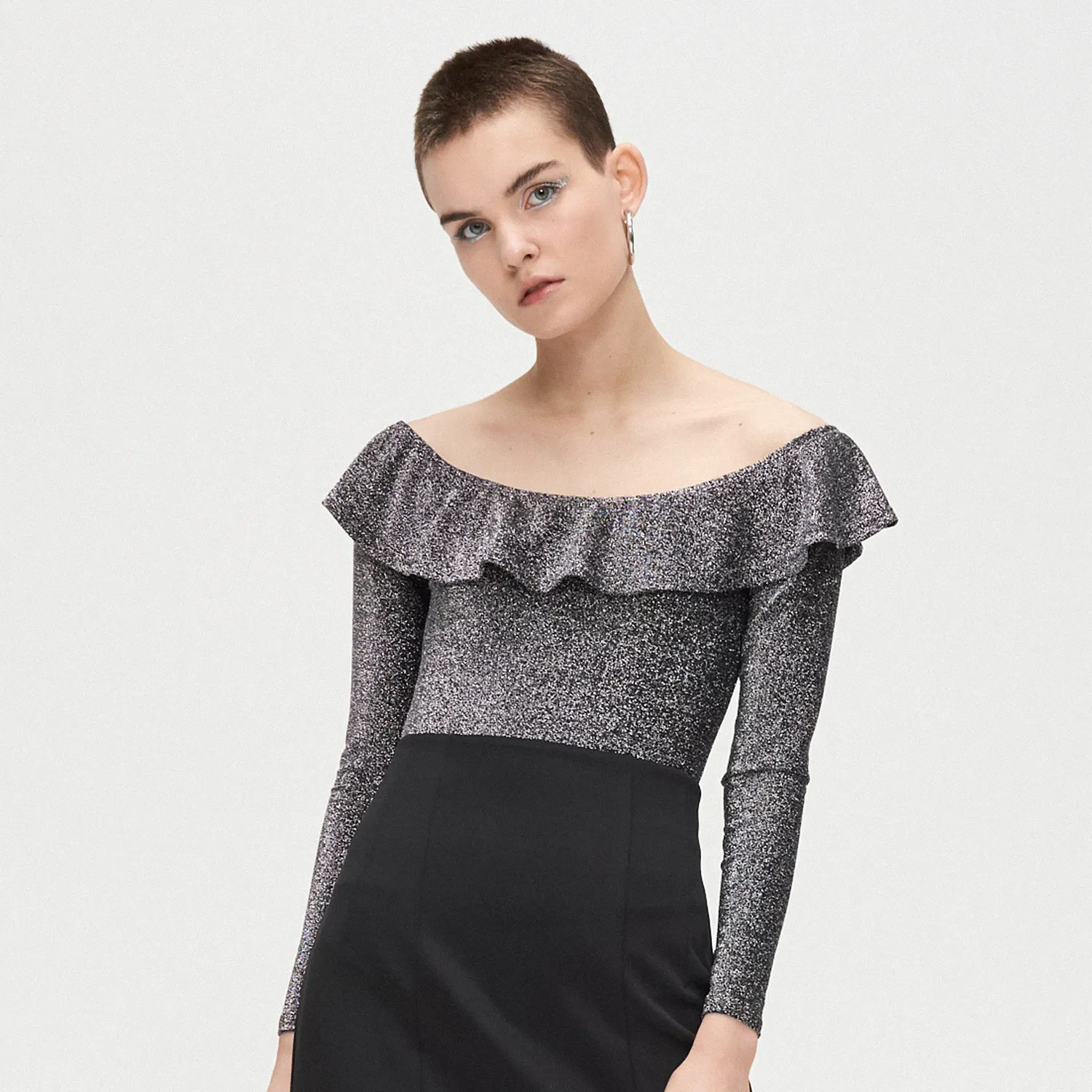 Cropp - Body cu volănaș la decolteu - Negru