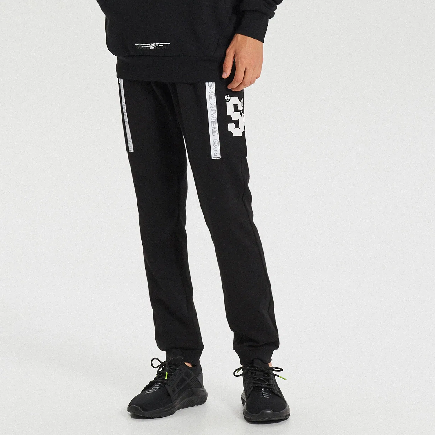 Cropp - Pantaloni jogger cu aplicații în contrast - Negru