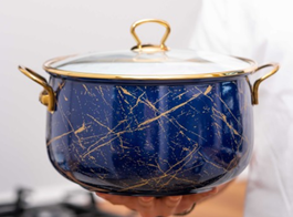Cratita emailata Goldmann cu capac din sticla, 24x15cm, 6.2 litri, manere titan aurii, inclusiv inductie, Blue marmorat