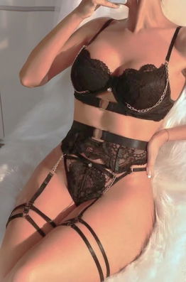 Lenjerie sexy neagra (3 piese) din dantela neagra cu detalii aurii