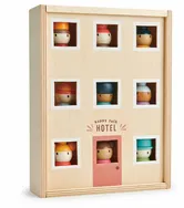 Oamenii din hotelul fericit, Tender Leaf Toys, figurine din lemn premium, 9 piese