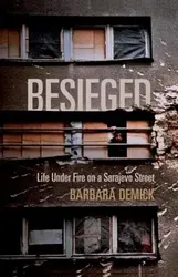 Besieged. Life Under Fire on a Sarajevo Street, Paperback - Barbara Demick